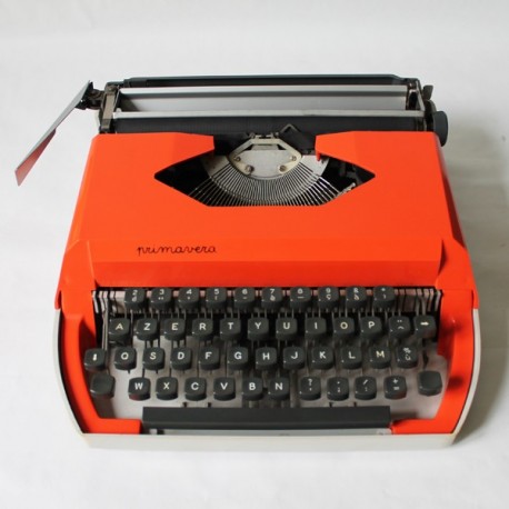 macchina da scrivere rossa vintage primavera
